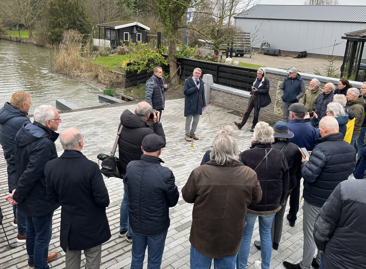 Vandaag aanwezig bij de officiële van het havenhoofd. Gerestaureerd met mooie details vanuit het verleden. Wethouders van Ridderkerk en Hendrik-Ido-Ambacht openen middels gezamenlijk luiden van een bel. Laat het mooie weer nu maar komen …..
