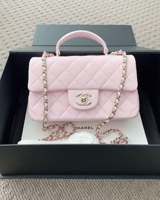 SelectOutfit's tweet photo. pink chanel bag https://t.co/9Gg8kkIxCd