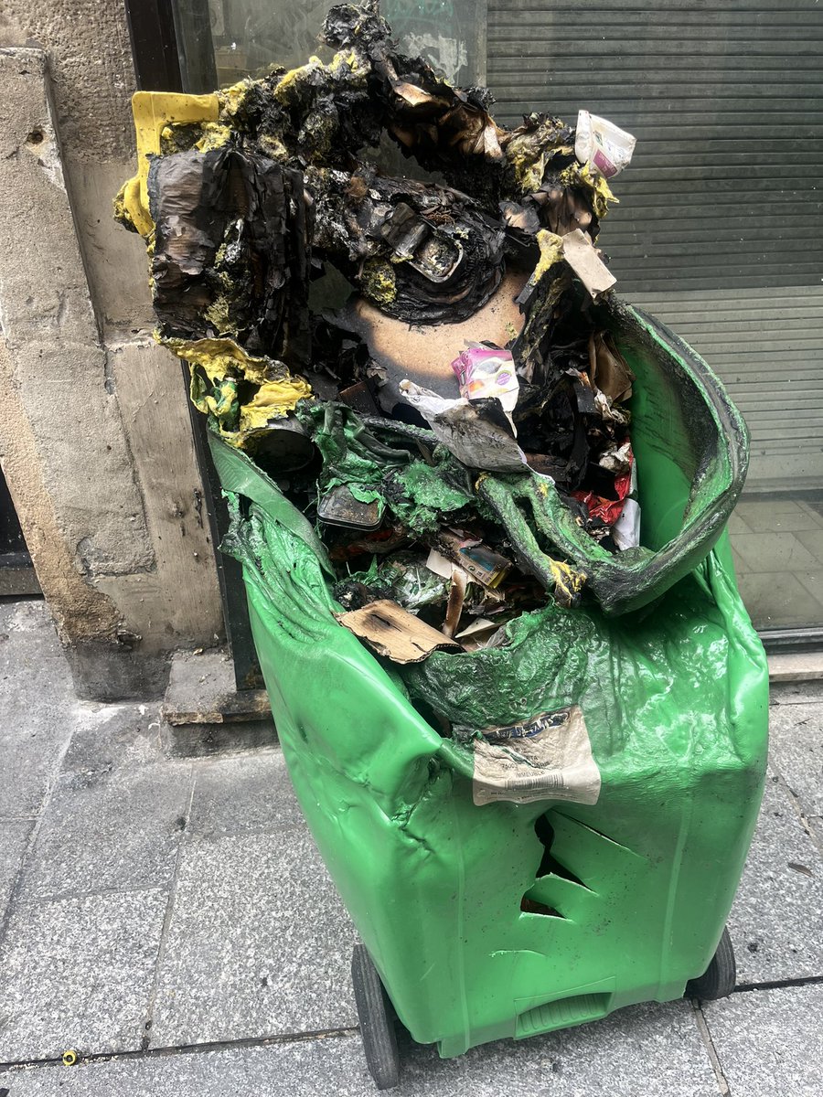 Jolie sculpture début du XXIE siècle. Titre : non à la réforme des retraites