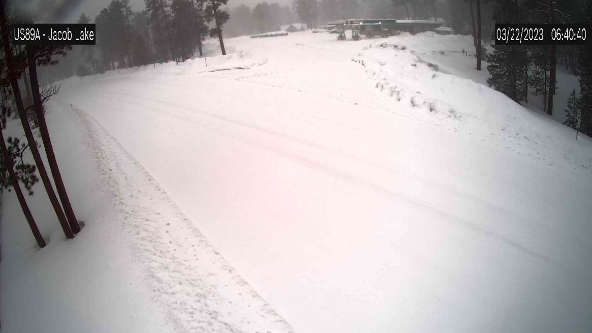 PeterCorbett1's tweet photo. Jacob Lake this morning at the junction of US 89A and State Route 67 via an ADOT webcam. Of course SR 67 to the Grand Canyon North Rim is closed until May. #jakelake #azwx https://t.co/SZ0q5zUP3o