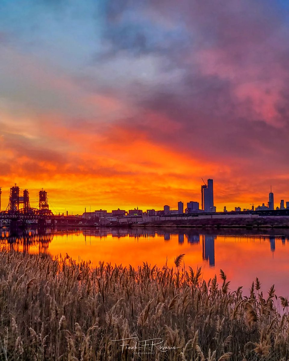 frankfrosario1's tweet photo. ✨️🌅❤️ Reflecting Colors!
#frankfrosario1 #sky_newjersey #sunset #njisbeautiful #newjersey #sunset_spectacular #iloveyou #love #njphotographer #sunsetlovers #NJ #cityscape #coloroftheday #rainbow #sunriselovers #paintbrush #landscapephotography #reflection #sky_brilliance #landscape #kearnynj #photooftheday #loves_reflections #sunsetnewjersey #sunsets_onfire