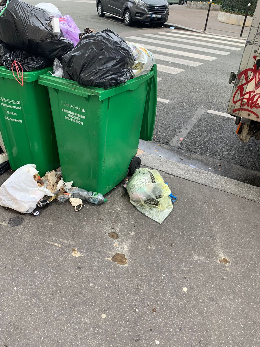 HugoPoutet's tweet photo. @Mairie17 Quartier-poubelle - quand comptez-vous agir pour la propreté de l’arrondissement ? Eh oui, quand c’est pas les poubelles, c’est les crottes de chiens. Des distributeurs de sacs ? Des verbalisations ? Faites un tour rue Navier pour voir… https://t.co/NJn0Gvqv55