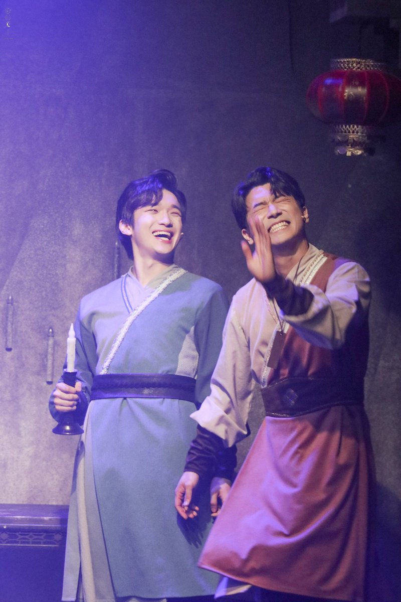 SEUL_p_'s tweet photo. 230322 결투
8시 스페셜커튼콜
홍성원 / 이진혁 배우님

완전 아가취선이랑 ��가맹도아냐???? https://t.co/eDEp8SZbD3