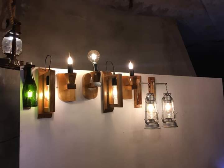 MERISAN12's tweet photo. Grâce à la transformation des différents déchets plastiques,verres et métaux ; quelques jeunes réunis au sein de la société @STELEMNEWTECHNOLOGY produisent localement des lampes lustres, une façon pour eux de lutter contre la pauvreté (manque d'emplois).
#gomafleva
#RDCongo🇨🇩 https://t.co/2AYJQ9j7kU