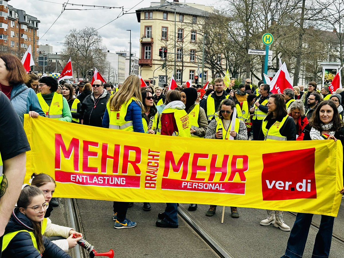 mnoutsiasnews's tweet photo. Die Großen wie die Kleinen, die Erfahrenen wie die Jungen - auch in Frankfurt waren heute zahlreiche Kolleginnen und Kollegen gemeinsam mit @verdihessen, für mehr Einkommen im Öffentlichen Dienst auf die Straße gegangen - wen wundert es bei der aktuellen #ReallohnEntwicklung. https://t.co/1KThbmT5tQ
