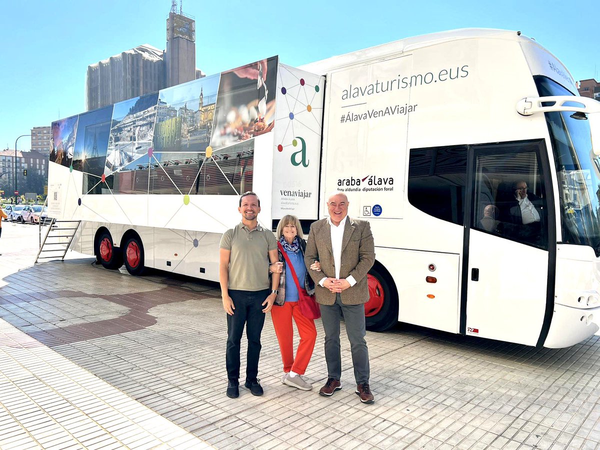 ElMundoOk's tweet photo. En #Málaga está el bus de @TurismoAlava donde tuvimos una presentación del destino que me ha SORPRENDIDO con la oferta turística que tiene la provincia. Desde el valle salado, gastronomía, maravillas naturales y más. #ÁlavaVenAViajar https://t.co/wuxXKl7xLB