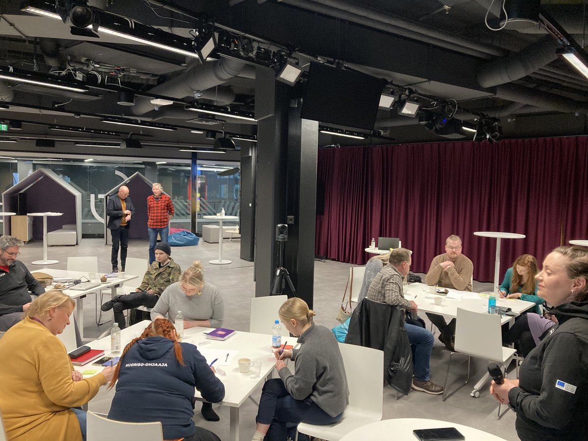 Tampereella työskentelyä nuorten ja ammattilaisten kesken palvelukokemuksista, yhteiskunnasta ja muutoksesta. Paradigma ei muutu siiloista huutelemalla, vaan yhdessä tekemällä. <a href="/vamosnuoret/">vamosnuoret</a> <a href="/HDLsaatio/">Diakonissalaitos</a> <a href="/Pirha_fi/">Pirkanmaan hyvinvointialue</a> <a href="/Tamperekaupunki/">Tampereen kaupunki</a> @TampereMissio @TAMK_UAS