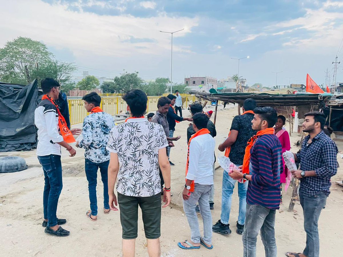 devendrabhati_'s tweet photo. *अखिल भारतीय विद्यार्थी परिषद *जैतारण इकाई* के कार्यकर्ताओ द्वारा सेवा बस्ती में मिठाइयाँ ,बिस्किट वितरण कर हिंदू नव वर्ष उत्सव मनाया गया
#ABVPSFS
#ABVPJAITARAN
@PuranShahpura
@ABVPJodhpur
@ABVPRaj https://t.co/amCP668vVy