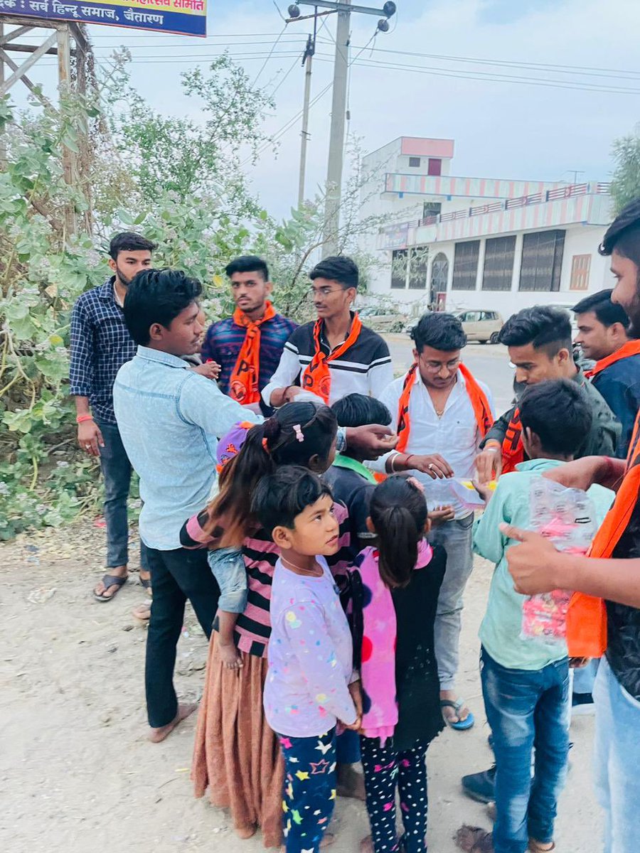 devendrabhati_'s tweet photo. *अखिल भारतीय विद्यार्थी परिषद *जैतारण इकाई* के कार्यकर्ताओ द्वारा सेवा बस्ती में मिठाइयाँ ,बिस्किट वितरण कर हिंदू नव वर्ष उत्सव मनाया गया
#ABVPSFS
#ABVPJAITARAN
@PuranShahpura
@ABVPJodhpur
@ABVPRaj https://t.co/amCP668vVy