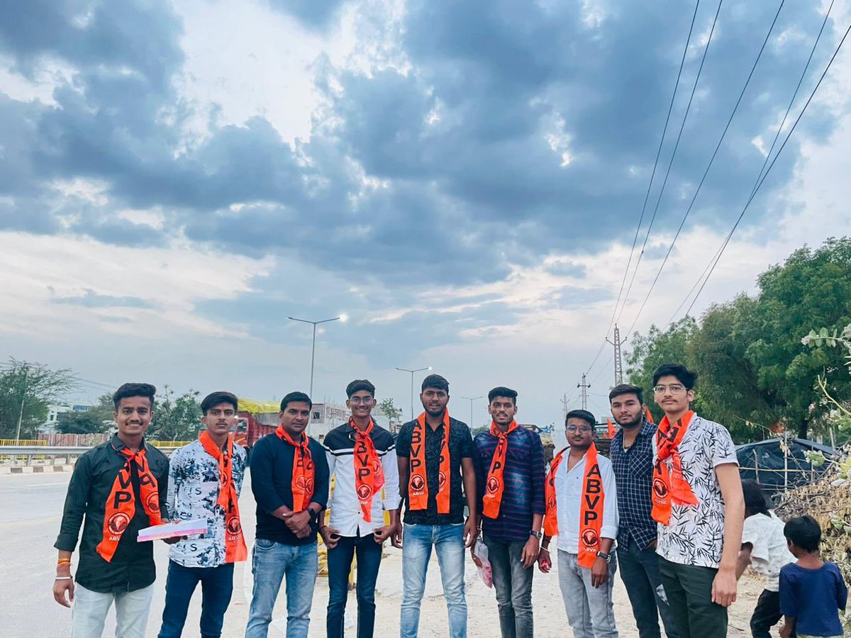 devendrabhati_'s tweet photo. *अखिल भारतीय विद्यार्थी परिषद *जैतारण इकाई* के कार्यकर्ताओ द्वारा सेवा बस्ती में मिठाइयाँ ,बिस्किट वितरण कर हिंदू नव वर्ष उत्सव मनाया गया
#ABVPSFS
#ABVPJAITARAN
@PuranShahpura
@ABVPJodhpur
@ABVPRaj https://t.co/amCP668vVy