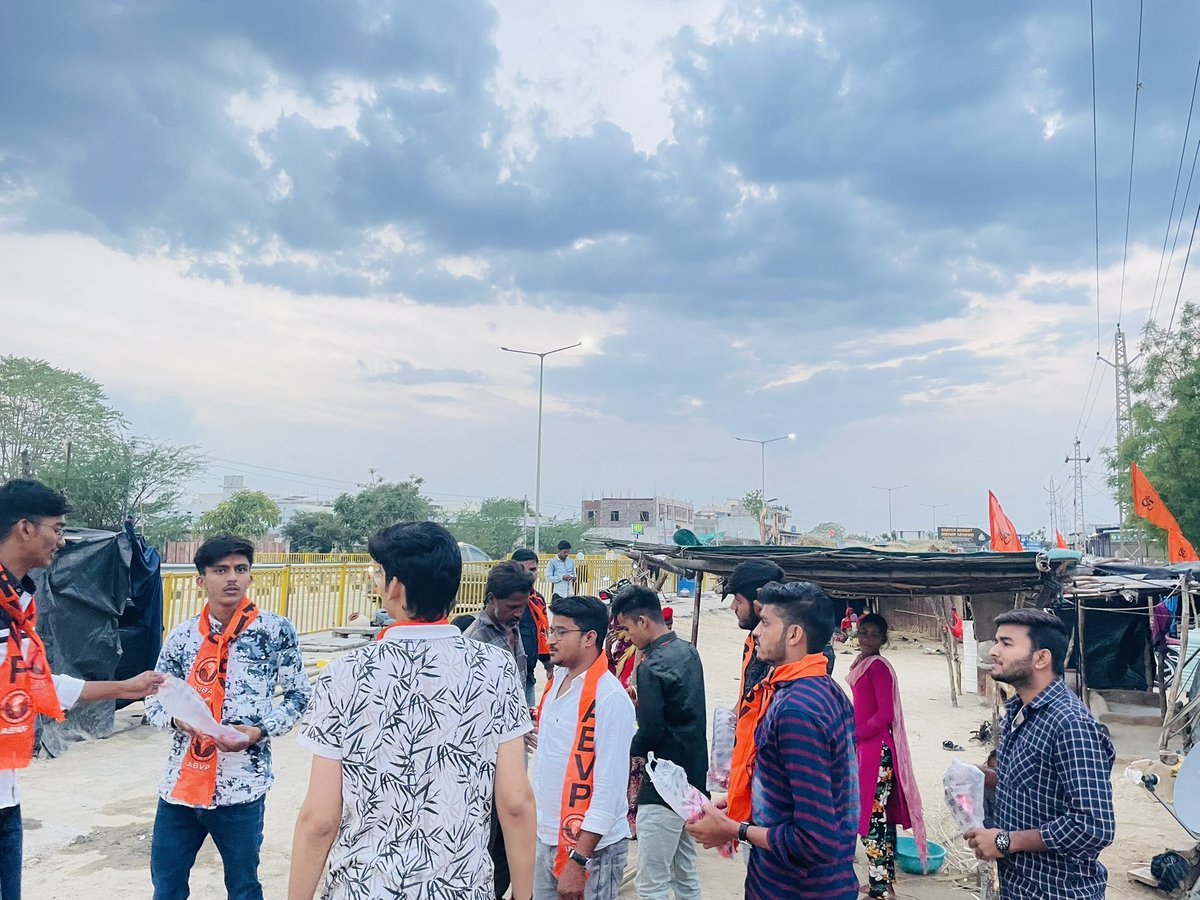 Manish__Gehlot's tweet photo. #अखिल_भारतीय_विद्यार्थी_परिषद_जैतारण_इकाई के कार्यकर्ताओ द्वारा #सेवा_बस्ती में मिठाइयाँ ,बिस्किट वितरण कर हिंदू नव वर्ष उत्सव मनाया गया
#ABVPSFS
#ABVPJAITARAN
@ABVPRaj @ABVPVoice @ABVPJodhpur https://t.co/b3pIQbQSnV
