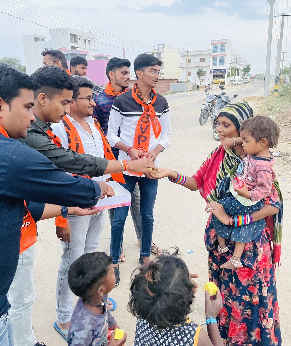 Manish__Gehlot's tweet photo. #अखिल_भारतीय_विद्यार्थी_परिषद_जैतारण_इकाई के कार्यकर्ताओ द्वारा #सेवा_बस्ती में मिठाइयाँ ,बिस्किट वितरण कर हिंदू नव वर्ष उत्सव मनाया गया
#ABVPSFS
#ABVPJAITARAN
@ABVPRaj @ABVPVoice @ABVPJodhpur https://t.co/b3pIQbQSnV