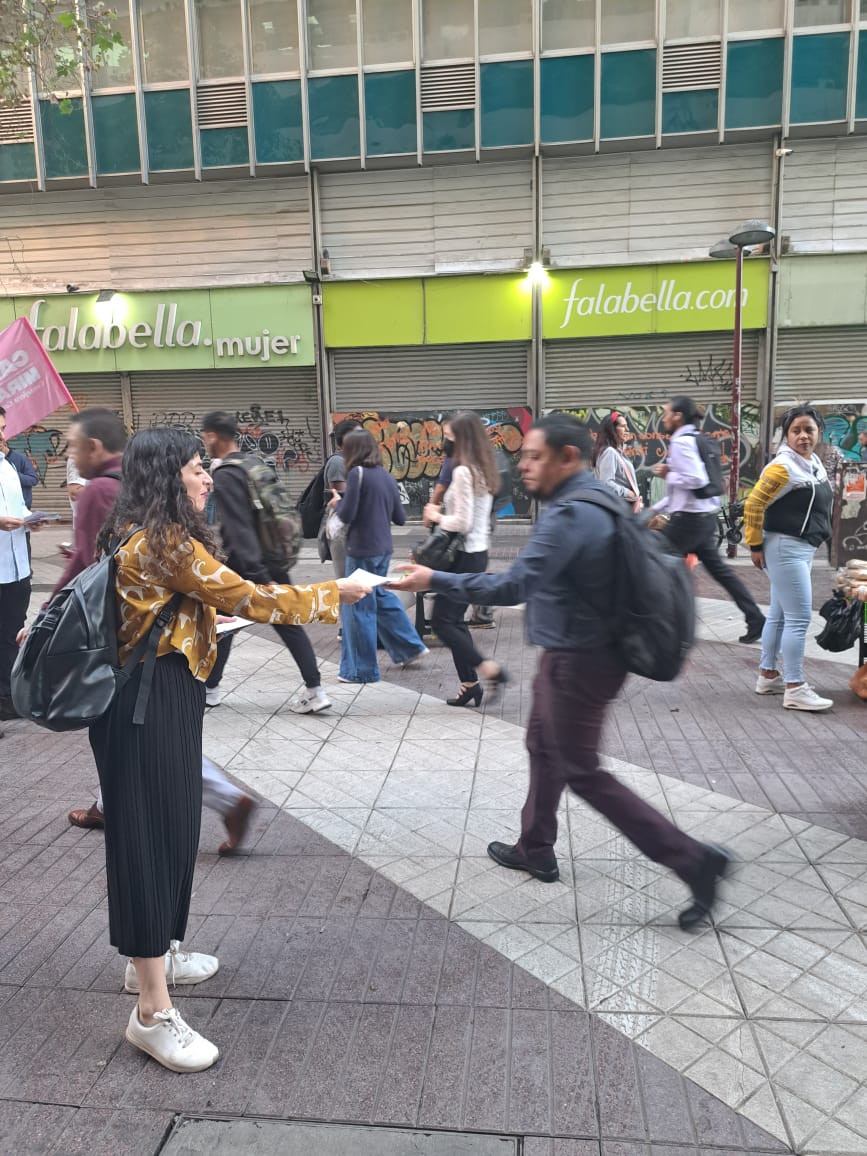 Javier_DuharteS's tweet photo. Desde tempranito hoy informando y volanteando junto a @CamilaMirandaRM en Paseo Ahumada. 
Por una Nueva Constitución que sirva para Chile y sus necesidades! 
Este 7 de Mayo, Camila Miranda al Consejo Constitucional 😊✌🏼
@ComunesCL
#UnidadParaChile #Comunes #Chile #FelizMiercoles https://t.co/y60sZUKH11