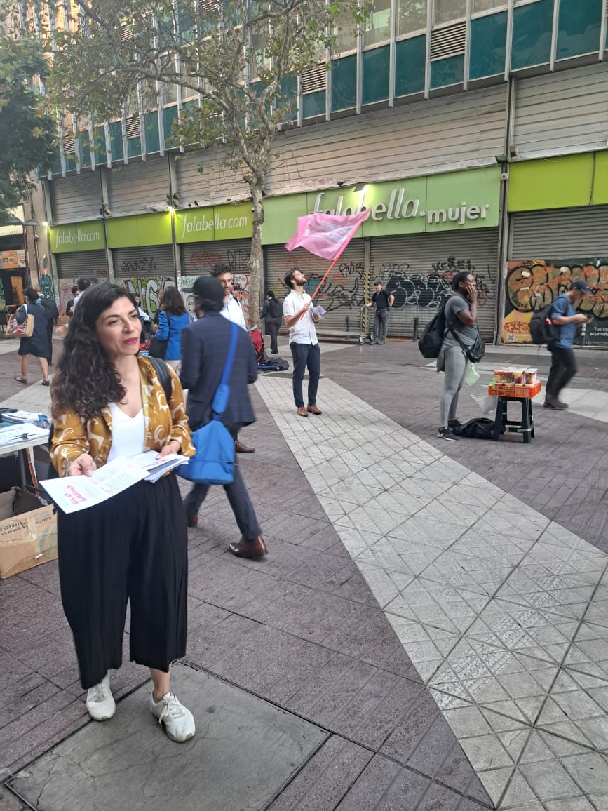 Javier_DuharteS's tweet photo. Desde tempranito hoy informando y volanteando junto a @CamilaMirandaRM en Paseo Ahumada. 
Por una Nueva Constitución que sirva para Chile y sus necesidades! 
Este 7 de Mayo, Camila Miranda al Consejo Constitucional 😊✌🏼
@ComunesCL
#UnidadParaChile #Comunes #Chile #FelizMiercoles https://t.co/y60sZUKH11