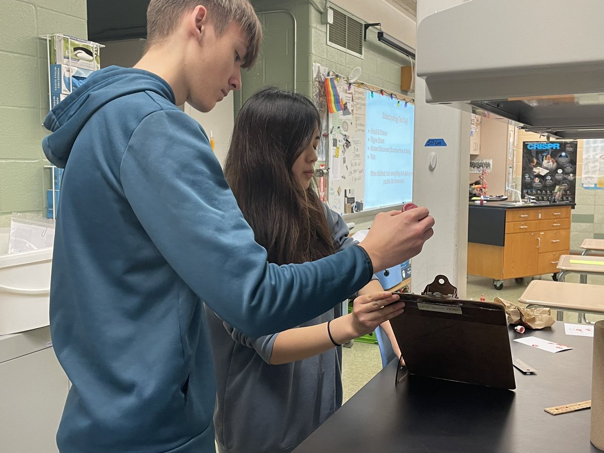 colemanbio414's tweet photo. Blood spatter angle of impact #nordoniaforensics #sciencebuddies https://t.co/BqsZkr2MTS