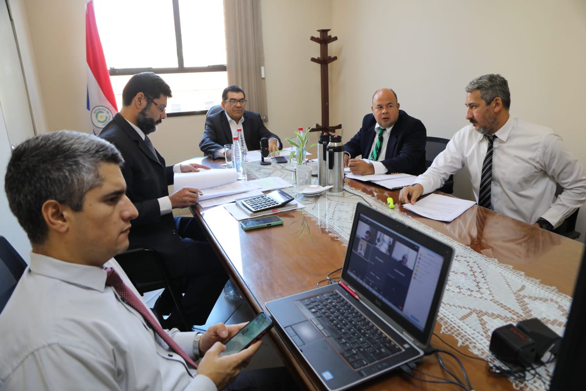 El senador <a href="/SenadorZena/">Senador Carlos Zena</a>, miembro de la Comisión de <a href="/cuentas_py/">Comisión de Cuentas y Control HCS</a>, dirige la sesión ordinaria de esta instancia legislativa, con la asistencia virtual de los senadores <a href="/psantacruzpy/">Pedro Santa Cruz</a>, <a href="/LucasAquino81/">Lucas Aquino</a> y <a href="/Amadoflorentinc/">Amado Florentín</a>.

📍 Desde la sala de reuniones de la Comisión.