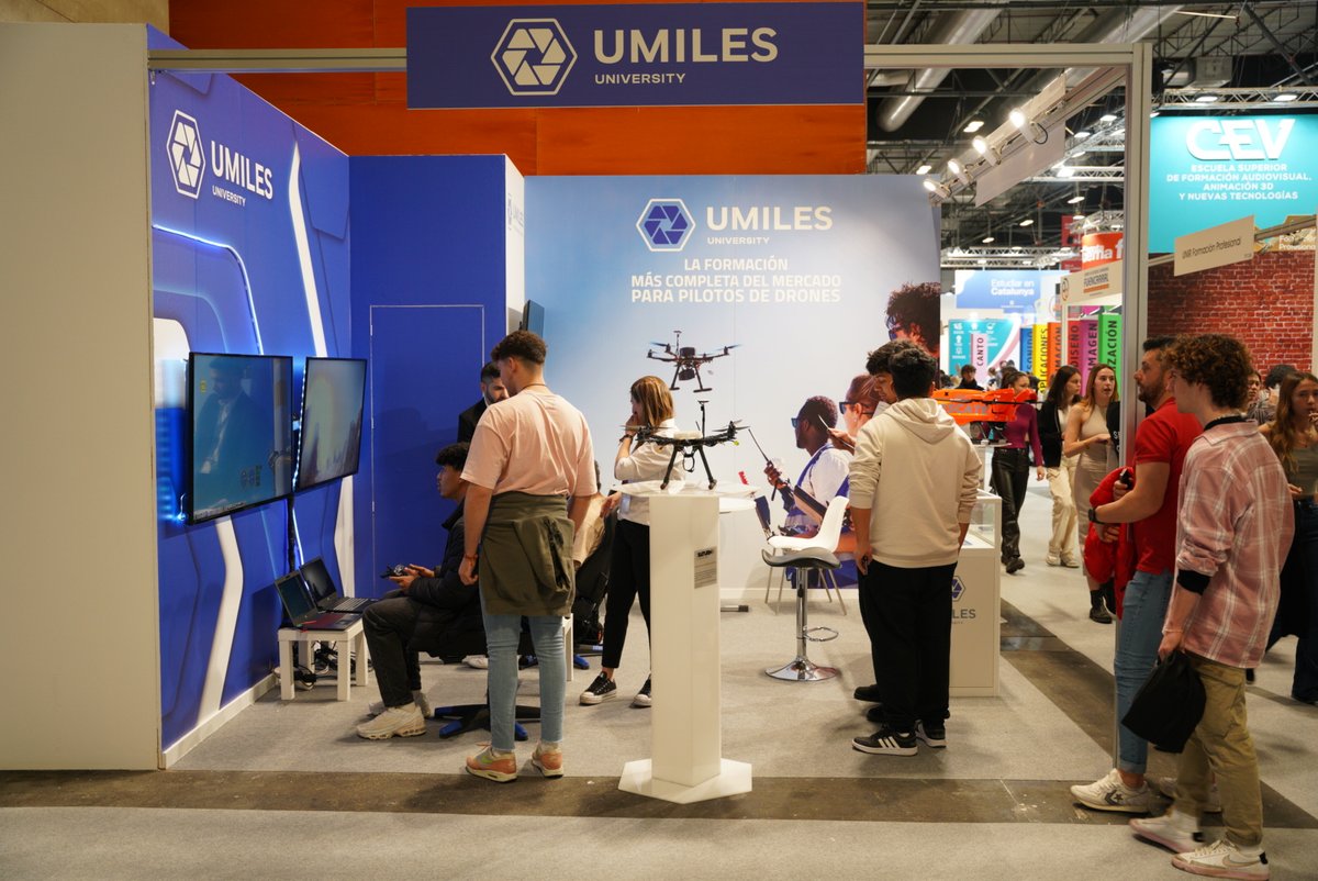 Umilesgroup's tweet photo. Os recordamos a todos que esta semana estamos en @FeriaAula con nuestro stand de #UMILES_University.
Pásate y vive la experiencia en nuestro simulador de FPV, ¡además de participar en un sorteo!
#UMILESGroup #AULA2023 #IFEMA #Estudiantes #drones https://t.co/oWmg8QnpmY