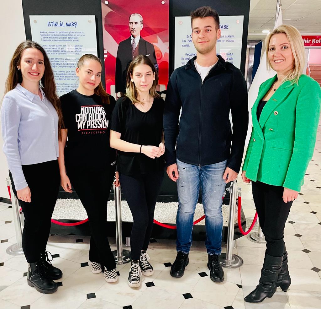 📣TÜBİTAK Lise Öğrencileri Araştırma Projeleri Yarışmasında İstanbul Avrupa Bölge Sergisine 
Psikoloji alanında katılma hakkı kazanan öğrencilerimiz Efe Engin,  Derinsu Dinler ve Beliz Hasat Ergüven’i ve danışman öğretmenimiz Büşra Çekirdekçi'yi tebrik eder başarılar dileriz. 👏