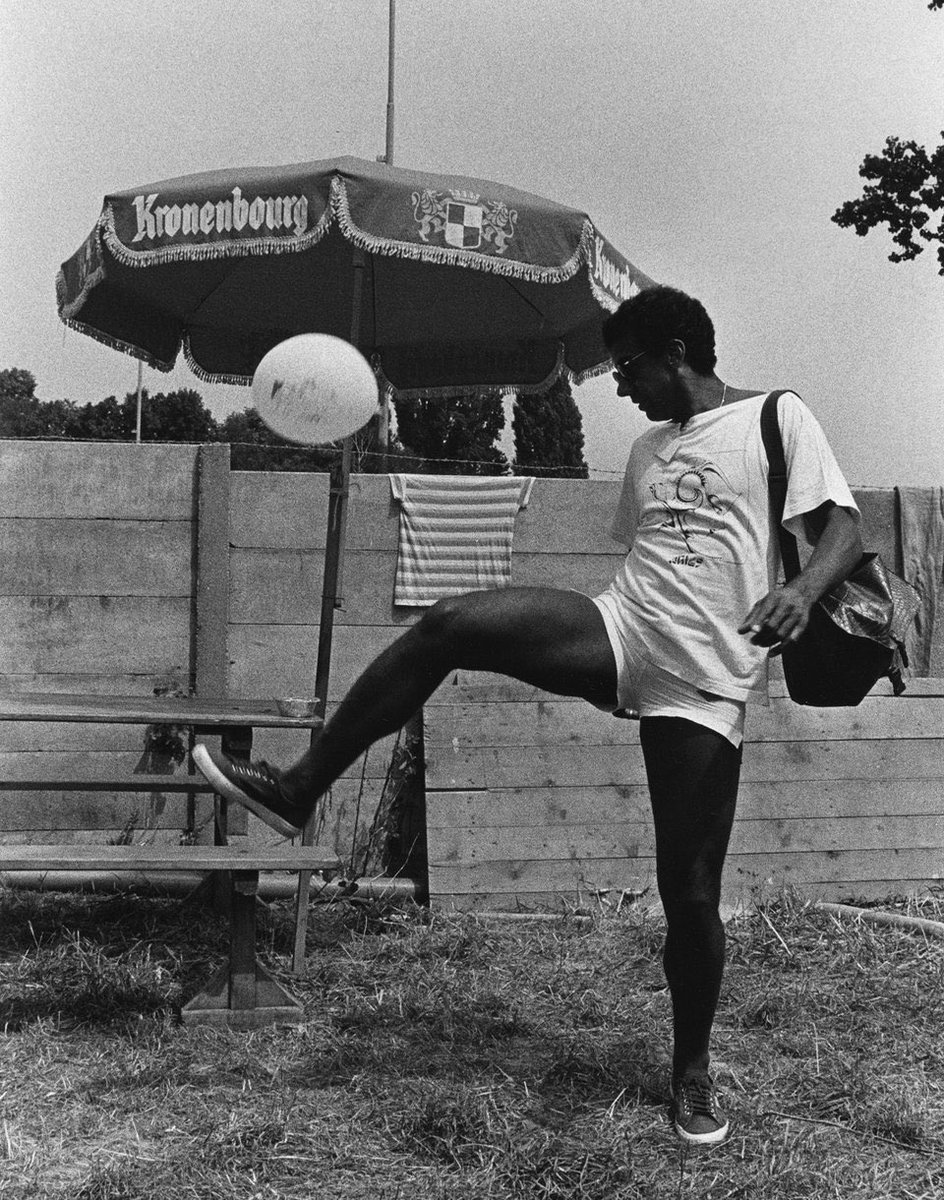 Feliz aniversário para esse meu grande amor, referência de pensamento, malandragem, bem viver, paz, alegria geral! Filosofia, música e carnaval. 

O homem pa-tro-pi! 🤍

📷: Jorge Ben brincando com um balão durante o Paléo Folk Festival, em 1985. O registro é de Dany Gignoux.