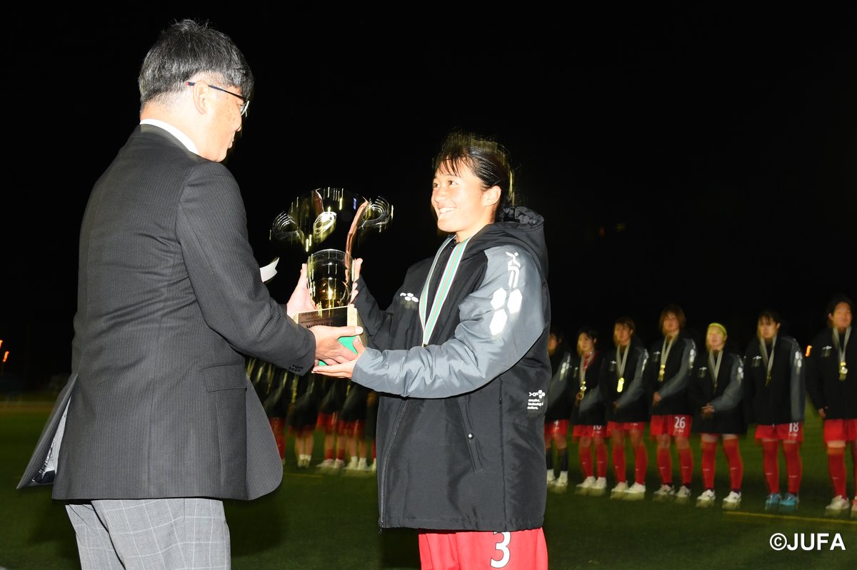 JUFA_soccer's tweet photo. 🏆DENSO CUP SOCCER
⚽第1回大学女子日韓(韓日)定期戦
🥇表彰式🥈
📷フォトレポート
🔗https://t.co/quVNNfMw78
#juwfa #大学サッカー
#日韓戦
#デンソーカップ https://t.co/D7enhRLyQf