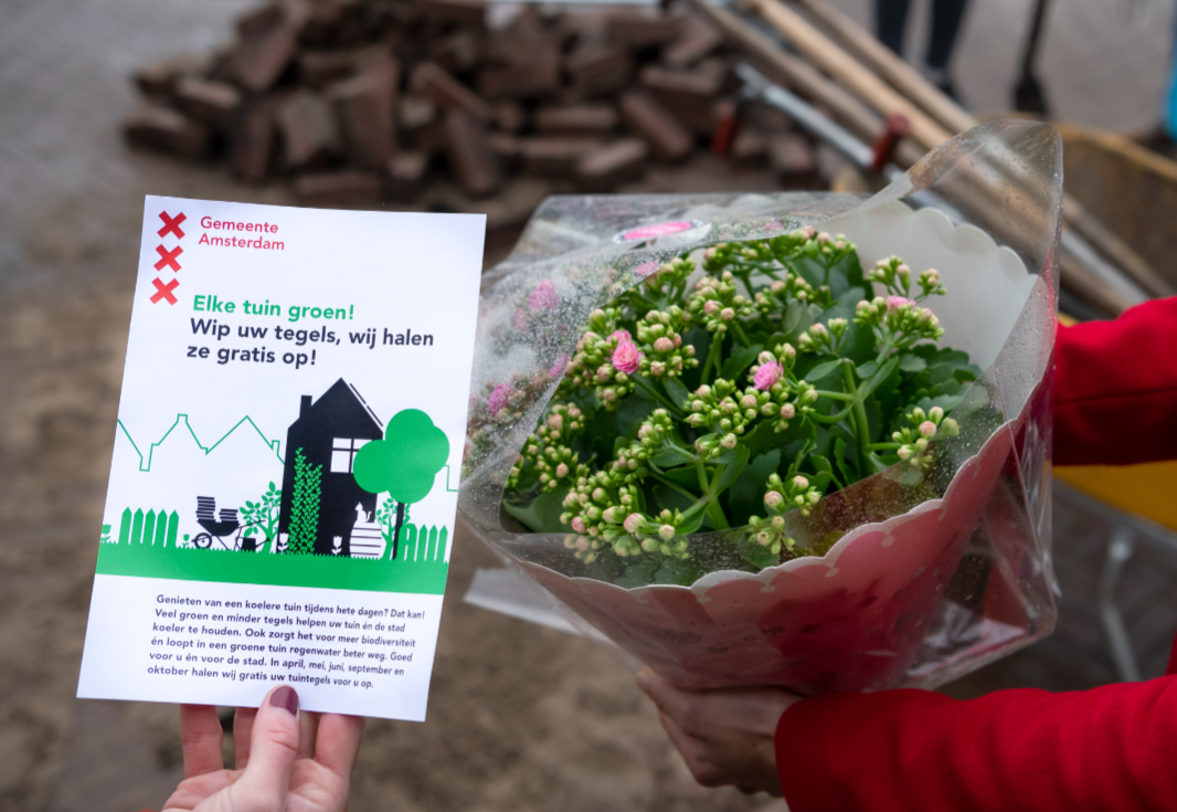 Het NK Tegelwippen is weer begonnen! Stadsdeelbestuurder Yassmine el Ksaihi en teamleden van de Tegelservice wipten gisteren samen de eerste tegels op het Zonneplein om de start van het NK Tegelwippen officieel in te luiden. 

Meer info: bit.ly/3LETPQv