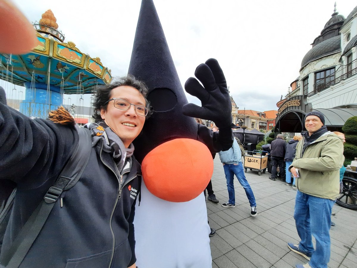 __sunix_'s tweet image. First time selfie with Duke 🤟 #JavaLand