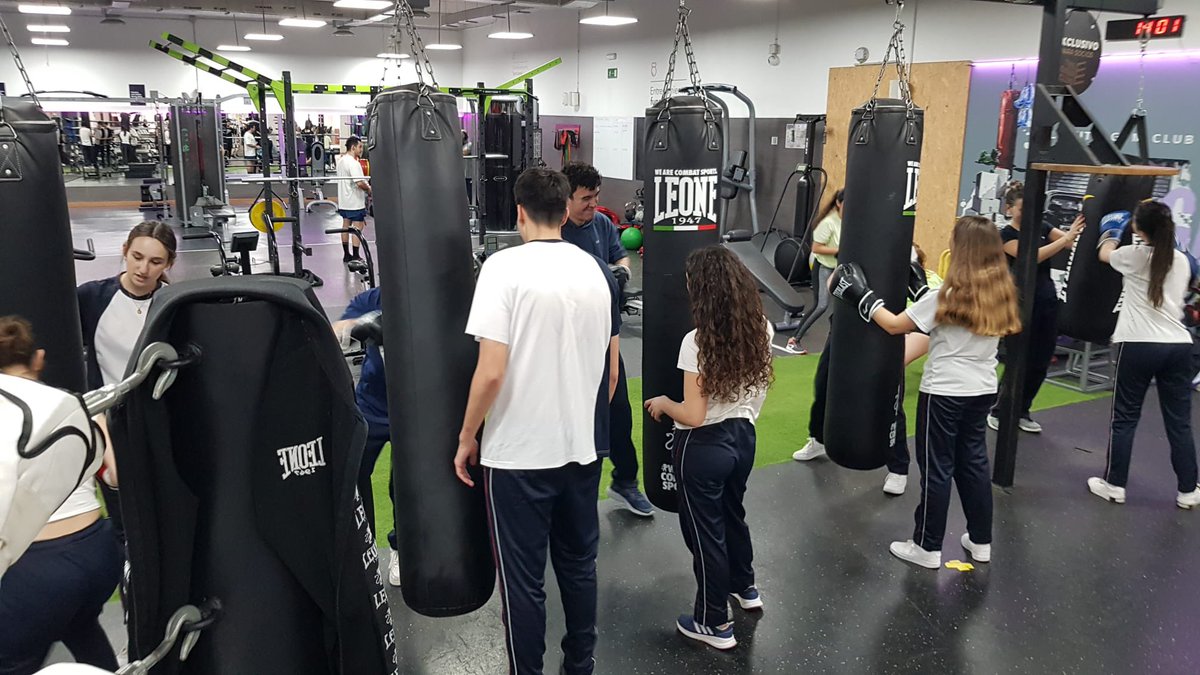 AgustinasNSBC's tweet photo. Hoy de nuevo el otro grupo de bachillerato ha realizado una visita al Gimnasio @altafit. Han conocido las instalaciones y todas las actividades que en ellas pueden llevar a cabo y han  recibido una sesión de boxeo 🥊. 

#Agustinas
#Boxeo 
#Altafit https://t.co/nsxjSw70jI