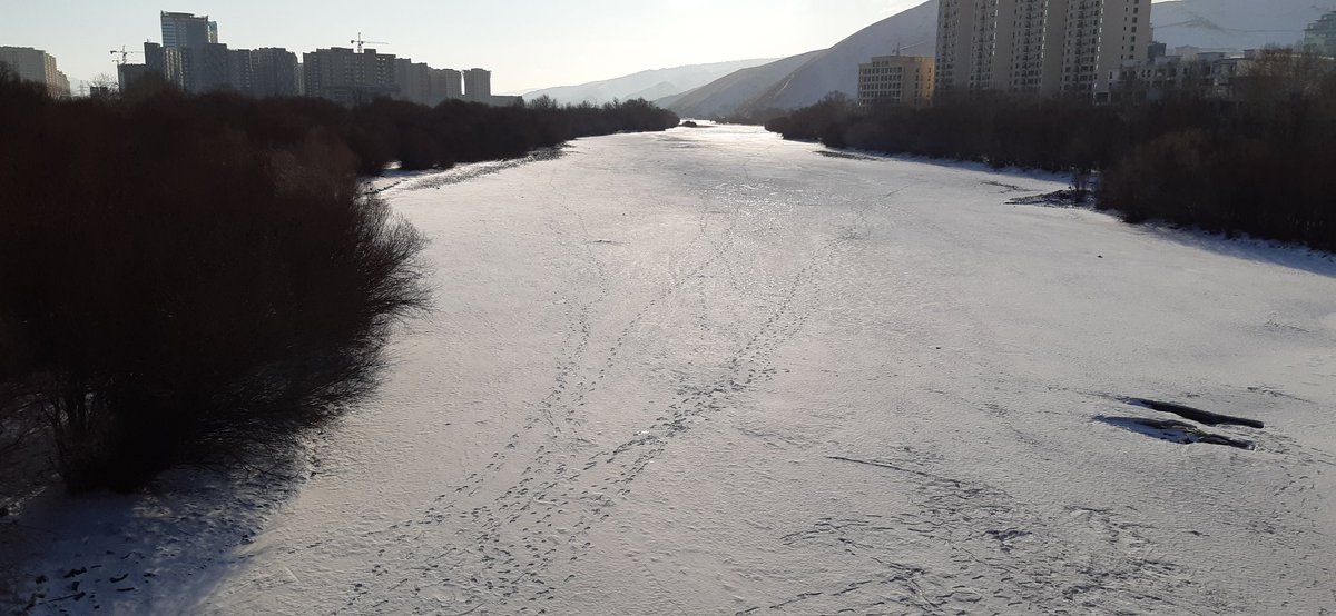 Дэлхийн усны өдрөөр Туул, Сэлбэ гол маань ийн харагдах.
"Энэнээс цааш багасах учиргүй эх голууд минь" дорой дуугаар л үглэхээс дээ. Туул, Сэлбэ, Дунд, Улиастай голууд Улаанбаатар хотын амьд байх үндэс, оршин тогтнох суурь юм. 
Үр хүүхдүүддээ ус голоо үлдээцгээе Улаанбаатарчуудаа