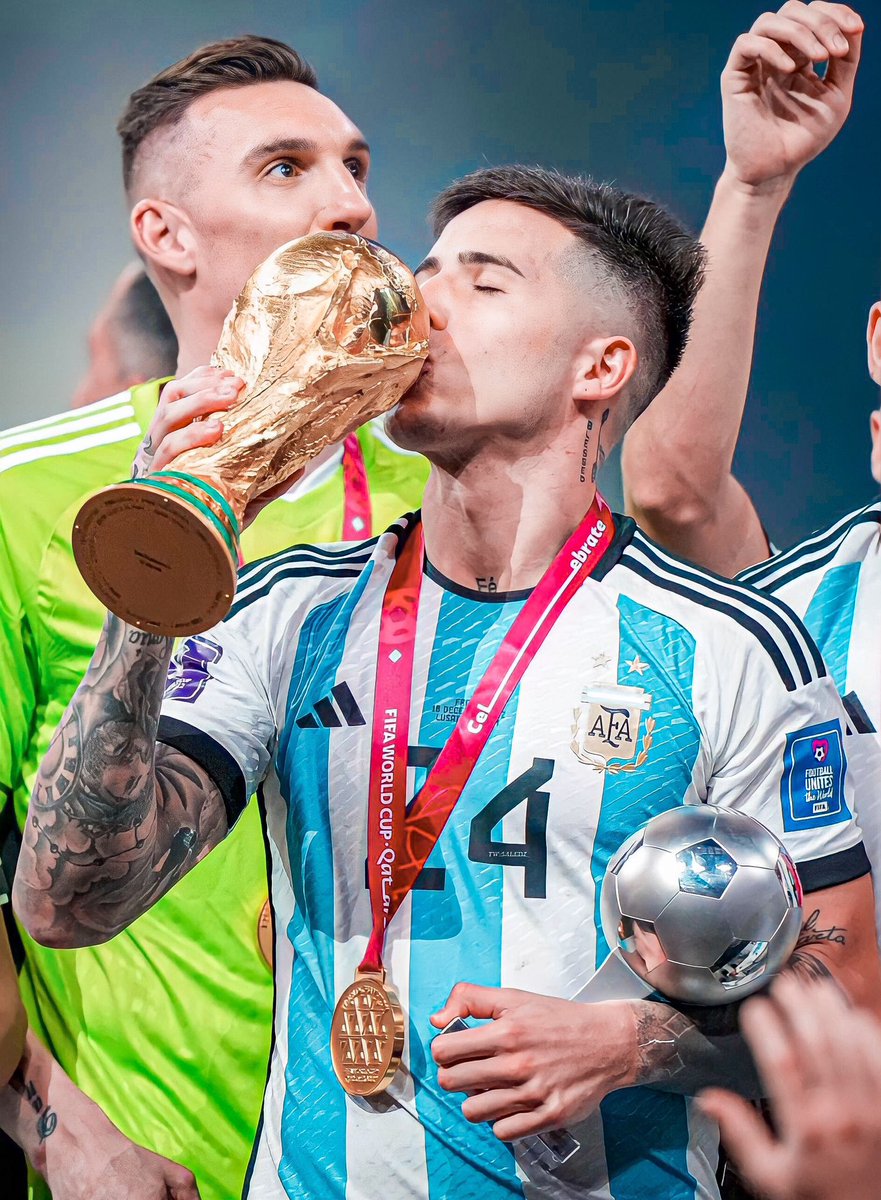 “Mi mejor partido en el Mundial para mí fue con Francia, en la Final. Me gustó porque me hice eje del equipo y recibía todas las pelotas solo, casi todas pasaban por mí”.

Enzo Fernández, en AFA Estudio. 🚬