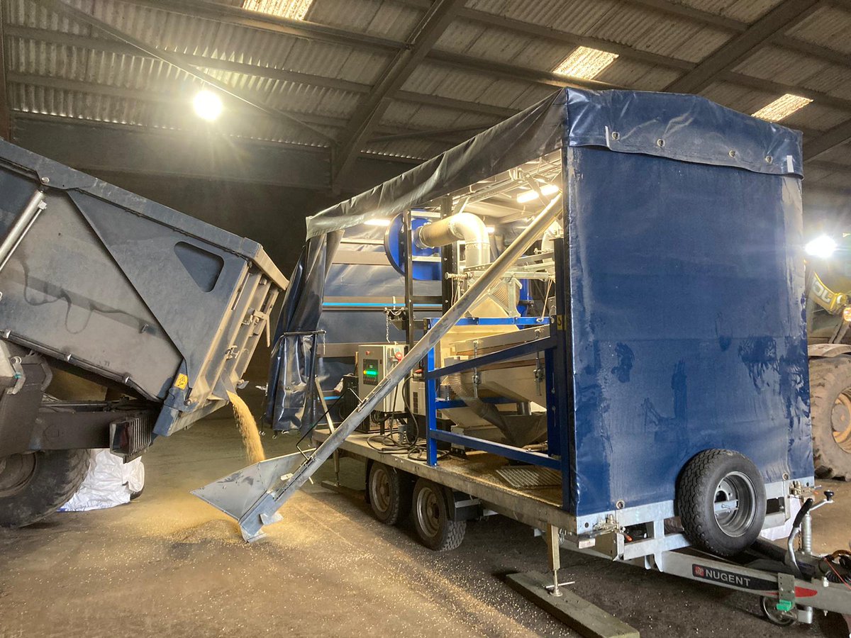 McArthur_Agri's tweet image. The 800c mobile grain cleaning system currently out on hire averaging about 10 tonnes per hour grading oats. Contact the sales team on 01724 747110 if you have a job you would like us to look at #graincleaning #grainsorting #grainstorage