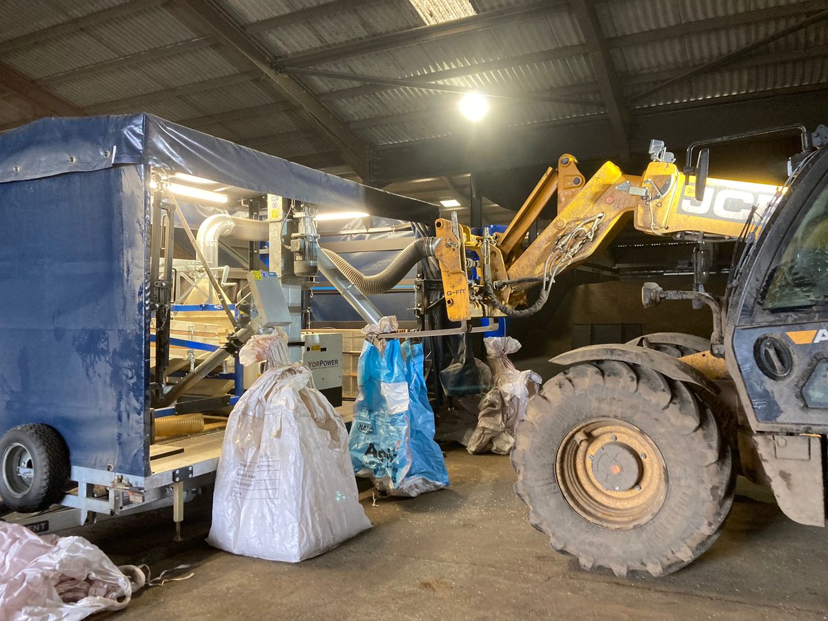 McArthur_Agri's tweet image. The 800c mobile grain cleaning system currently out on hire averaging about 10 tonnes per hour grading oats. Contact the sales team on 01724 747110 if you have a job you would like us to look at #graincleaning #grainsorting #grainstorage