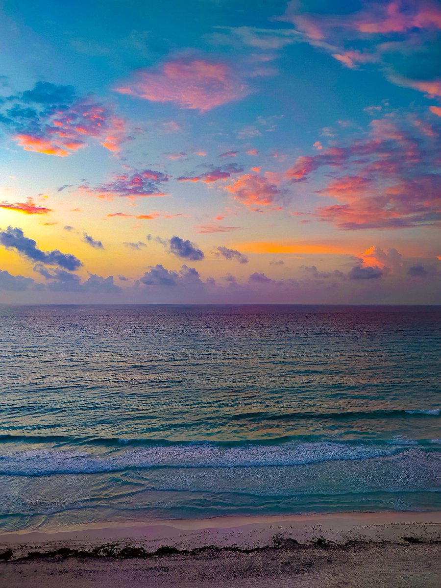 Cancún, México 📍

• follow for daily travel inspiration ✨️

• 📸 by -  tellezerik 

• visit my travel blog 🎒 - link in bio 

#sunset #beach #travel #travelphotography #beachvibes #sunsetatthebeach #cancun #mexicotravel