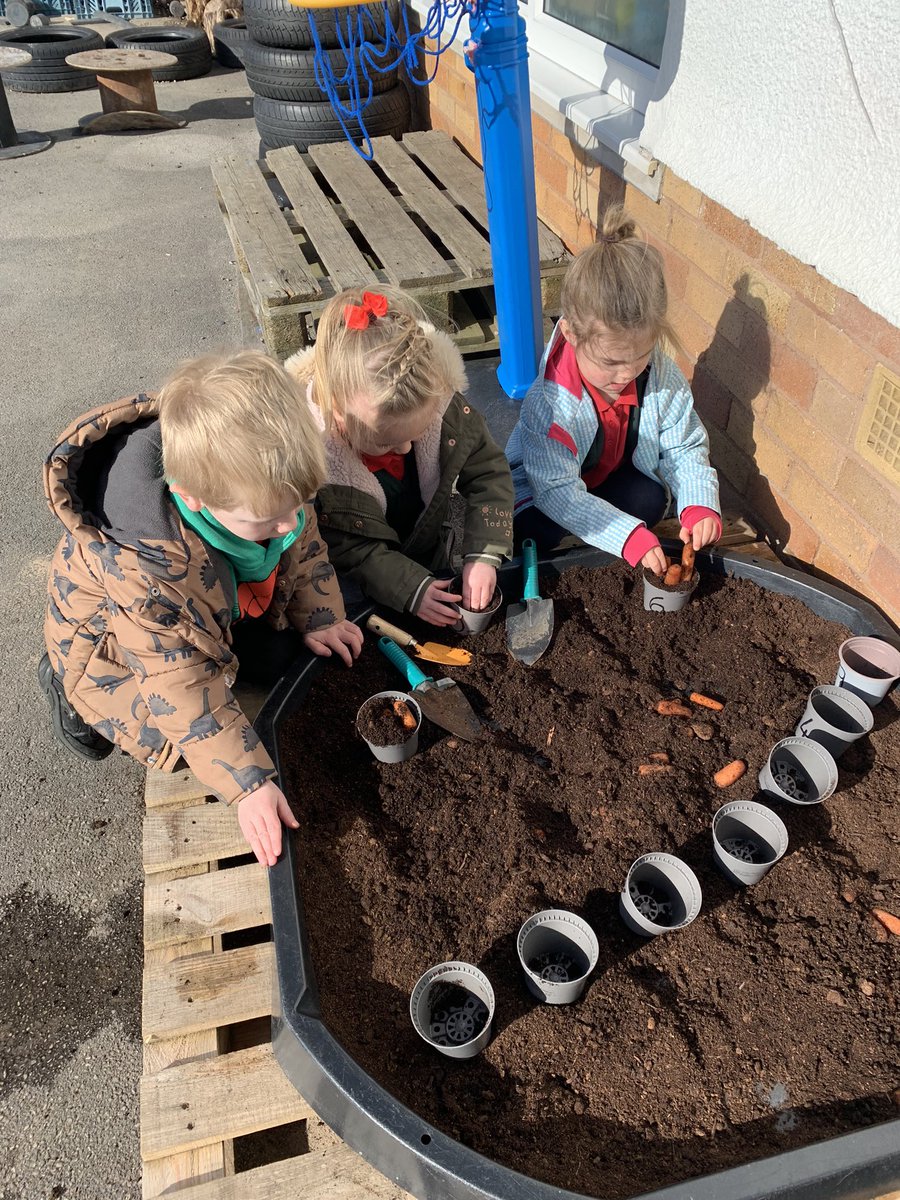 MorfaRhianedd's tweet photo. Gwaith rhif yn yr ardal tu allan yr wythnos hon i’r Dobarth Meithrin. #cyfricywir 
Our numeracy task in the outdoor area this week for Nursery pupils. #clevercounting https://t.co/MTu11g72to
