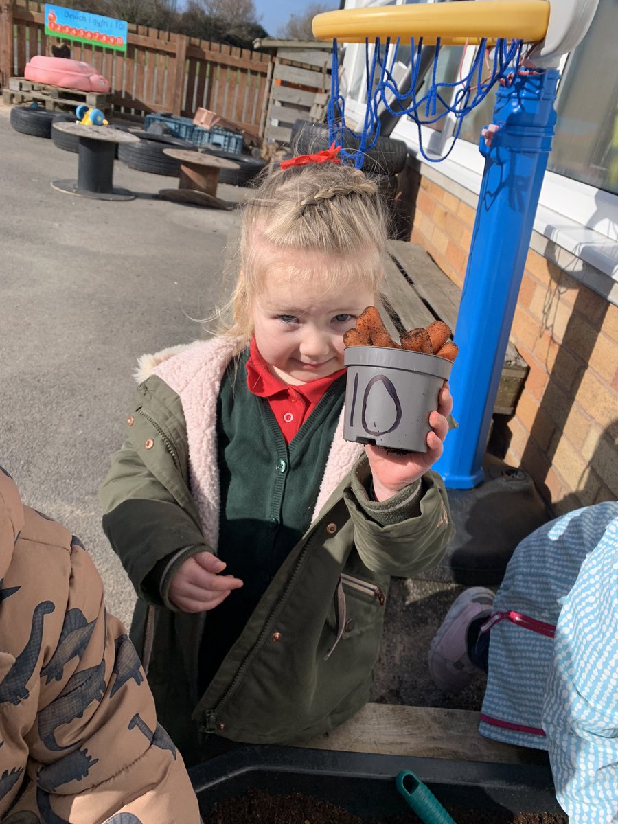 MorfaRhianedd's tweet photo. Gwaith rhif yn yr ardal tu allan yr wythnos hon i’r Dobarth Meithrin. #cyfricywir 
Our numeracy task in the outdoor area this week for Nursery pupils. #clevercounting https://t.co/MTu11g72to