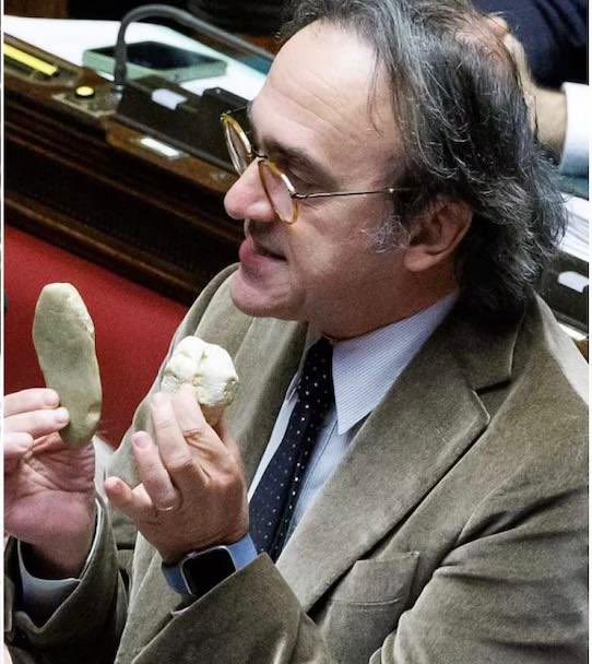 #Bonelli  porta dei sassi in Aula, raccolti sul letto del fiume Adige, per mostrare gli effetti della siccità.
#Meloni: "Mica l'ho prosciugato io, non sono Mosè".