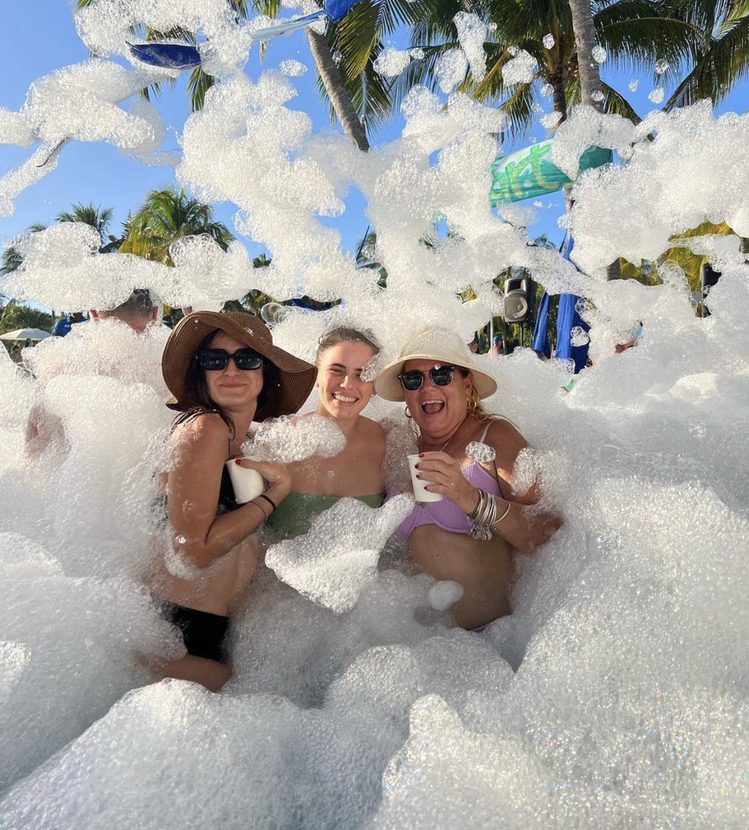 Foam party in #RoyaltonHicacos! 

Let’s have fun in #VaraderoTravel! 

📸angie_lusson