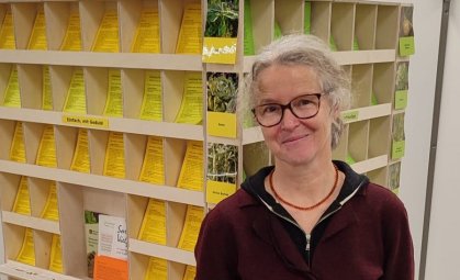 stadtbueduedorf's tweet photo. Anne Mommertz hat in der Zentralbibliothek im KAP1 die Saatgutbibliothek, zum "Leihen" von Saatgut, ins Leben gerufen und ist auf dem 15. #blogsofa "#Gartenliebe" am Fr, 24. März mit @sinnundverstand dabei!
➡️https://t.co/wljnBhDs9N https://t.co/XH5Q2gjxRD