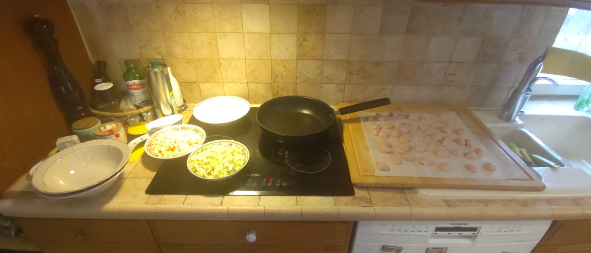 petterin1's tweet photo. #friedrice #paistetturiisi #stektris #kyssäkaali #kålrabbi #knölselleri #juuriselleri #porkkana #morot #zucchini https://t.co/I66W8p2rYn