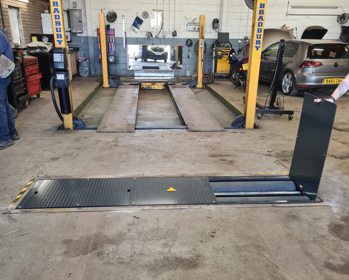 Garafitservices's tweet image. With the help of @HickleysLtd  our engineers fitted a Brand New V-Teq Brake Tester in Weston-Super-Mare!
Another Happy Customer!
Installed by our GEA certificated engineers!
#engineers #installs #installation #happycustomers #vtech #braketester #motbay #MOT #brandnew #gea