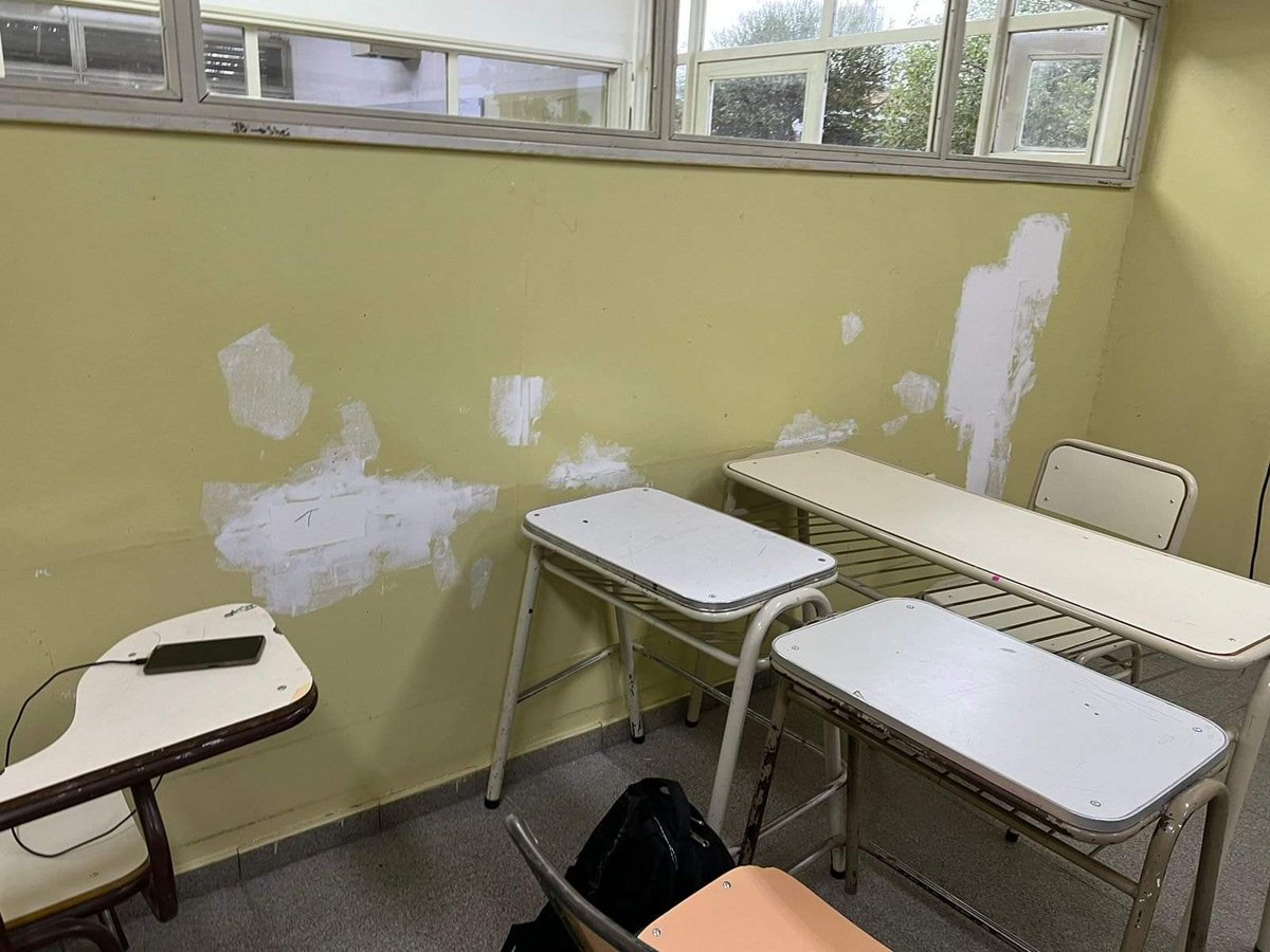 AhoraRioja's tweet photo. #EDUCACION Estudiantes del colegio de @UTNLaRioja reclaman por condiciones edilicias. 
Los jóvenes marcan el camino de los reclamos por la falta de inversión en los edificios educativos https://t.co/CPZSSyRhwz