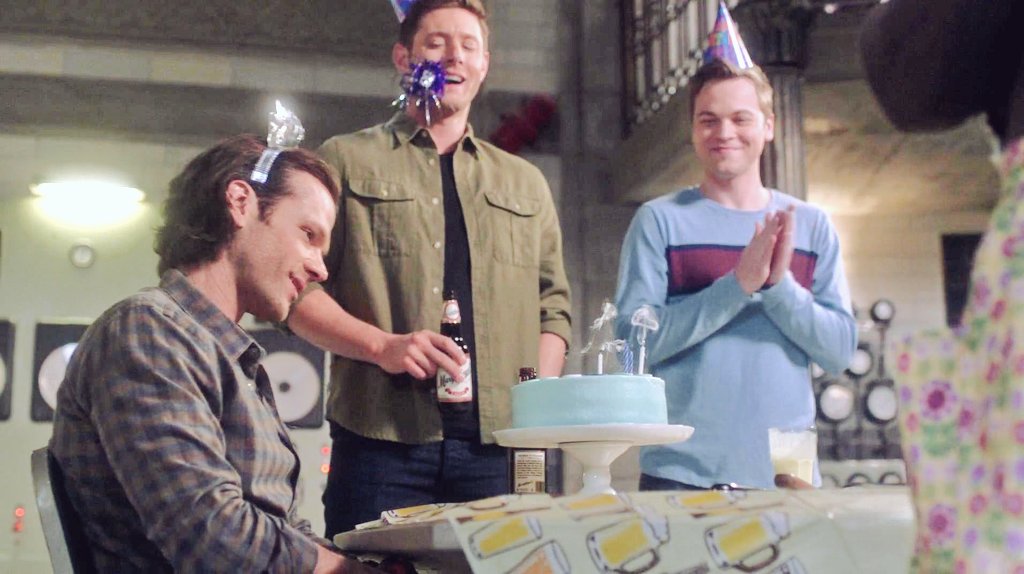 liataghva's tweet photo. A late hello to all🌹☕ 
Happy #WinchesterWednesday 😘
Wish yall a great day😊
#AKF &amp;kick ass💪🏻
Once again late, cuz after a long trip I have been washing everything, &amp; I mean everything😅
I also arranged our #7Sin 2 days after new years but it still counts till end of holiday😉 https://t.co/D4pWaa2002