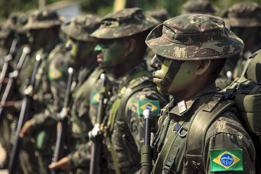 Exército Brasileiro 🇧🇷 on X: As embarcações do #Exército transportam  insumos para as obras de implantação de via de trafegabilidade do 4º  Pelotão Especial de Fronteira, tropa que participa da segurança da