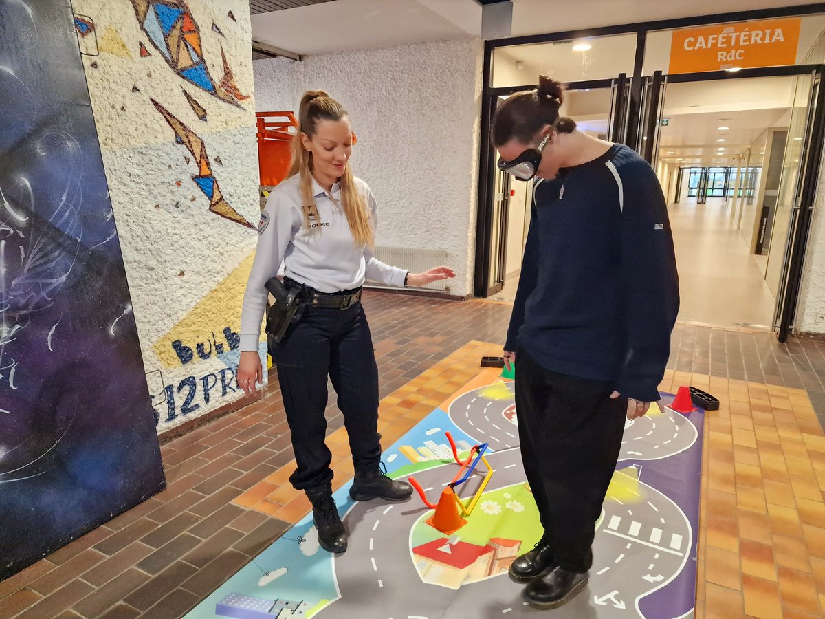 PoliceNat95's tweet image. Pour cette 22ème édition du Salon de l'🚗 qui se déroule à l' #Essec #Cergy, nos 👮 du bureau #prévention @PoliceNat95 sont présents pour aborder la thématique de la #SécuritéRoutière.

▶️❓️sur les risques et l'alcool
▶️ Simulateur de conduite
▶️ #ConduiteAvecFacultésAffaiblies