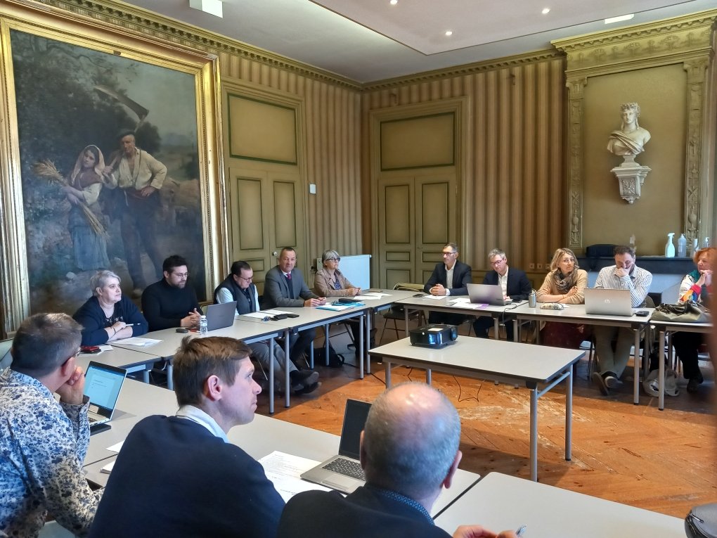 Prefecture42's tweet image. 📸 Action cœur de ville #Montbrison. 
Comité de pilotage #OPAH en présence de Jean-Michel Riaux, sous-préfet de de Montbrison.
➡️ Mise en œuvre d’une politique de réhabilitation du parc immobilier bâti et d’amélioration de l’offre de logements. 
💶 Aides @ANAH_Officiel  : 2,1 M€