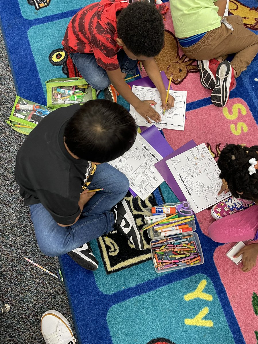 TaylorLakin1's tweet image. A little phonics collaboration this morning!! ☺️#kindermagic #phonics #digraphwork @KaiserKISD @KassmyaN @KleinISD