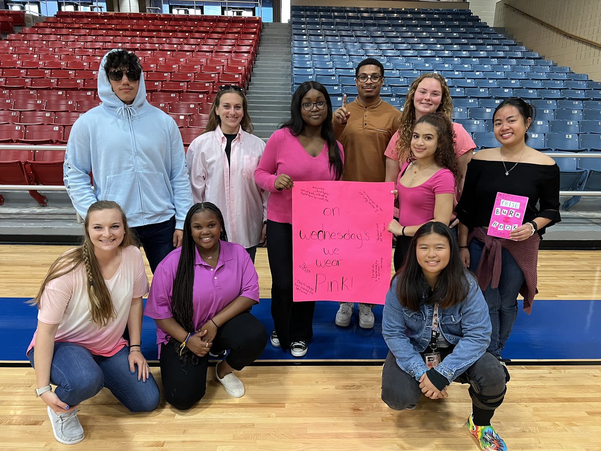 “She doesn’t even go here!!”   🎀Costume contest is going down. #Fetch