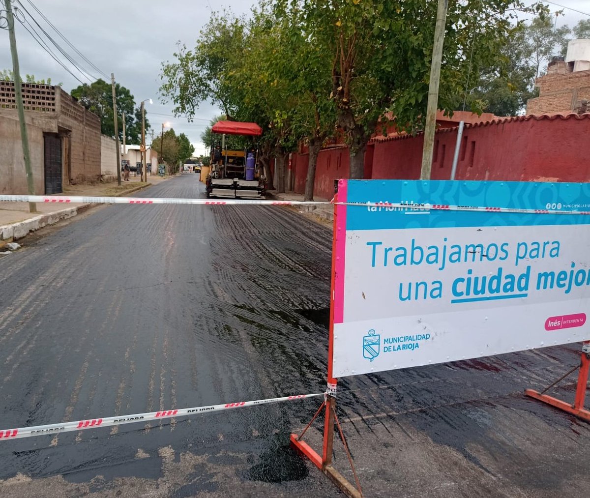 AhoraRioja's tweet photo. #LOCALES El municipio de La Rioja está asfaltando completamente la calle Ecuador, desde Av. San Francisco hasta calle Oncativo. https://t.co/amt93lNyQx