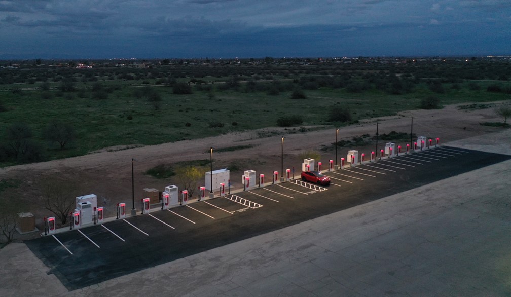 TeslaCharging's tweet photo. New Tesla Supercharger: Eloy, AZ (28 stalls) 
https://t.co/upQUqF5n98 https://t.co/PDVb6MMl2o