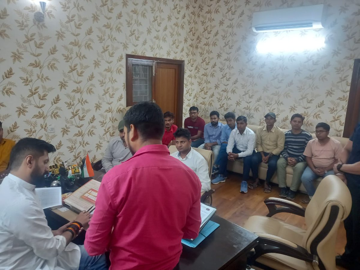 LJP4India's tweet photo. आज केंद्रीय कार्यालय, 71-नार्थ एवेन्यू में रेलवे भर्ती बोर्ड द्वारा अयोजित JE,TECH,CMA,PM की परीक्षा में चयनित मेडिकल फिट अभ्यार्थियों ने अपनी समस्याओं को लेकर लोक जनशक्ति पार्टी (रा.) के राष्ट्रीय अध्यक्ष आ. श्री @iChiragPaswan जी से मुलाकात की।
@AshwiniVaishnaw @RailMinIndia https://t.co/auVjTyUFMM
