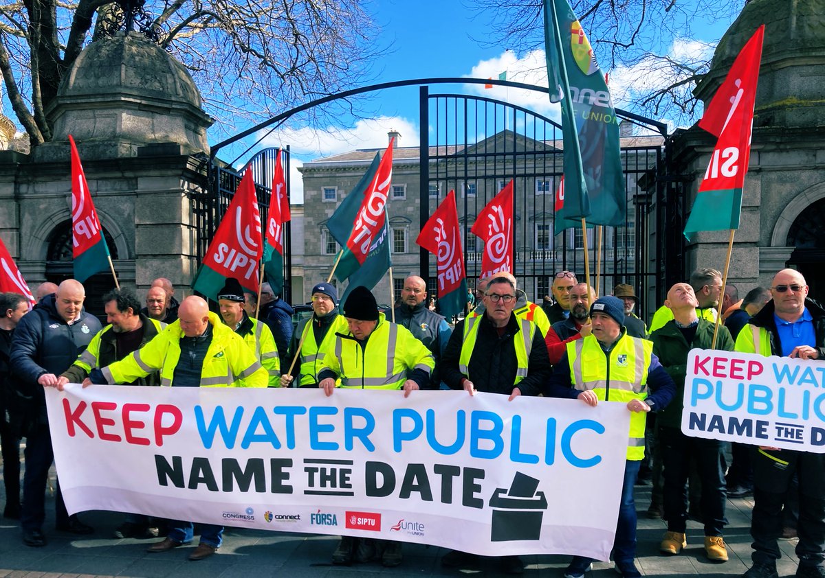 Today we are at Leinster House with a simple message for Leo Varadkar & his government: keep your promise and #NameTheDate for the water referendum 

#KeepWaterPublic